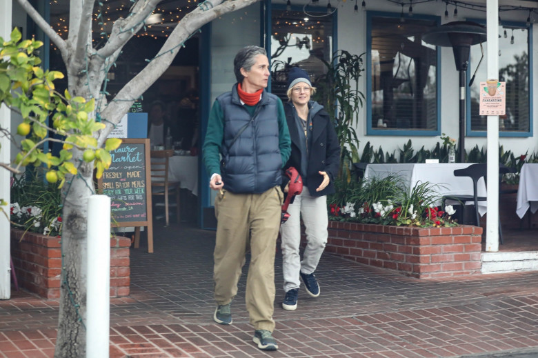 *EXCLUSIVE* Jodie Foster and wife enjoy lunch at Mauro's cafe in West Hollywood