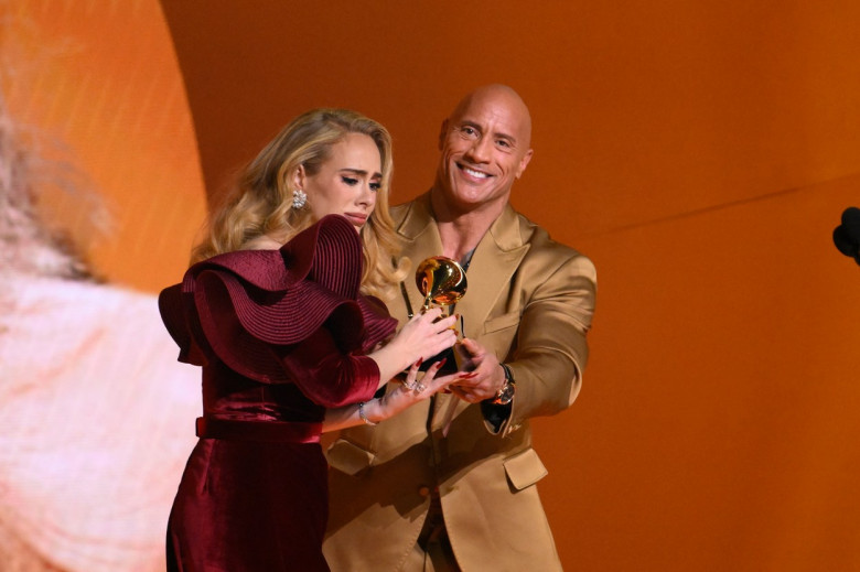 Dwayne Johnson și Adele la premiile Grammy 2023/ Profimedia