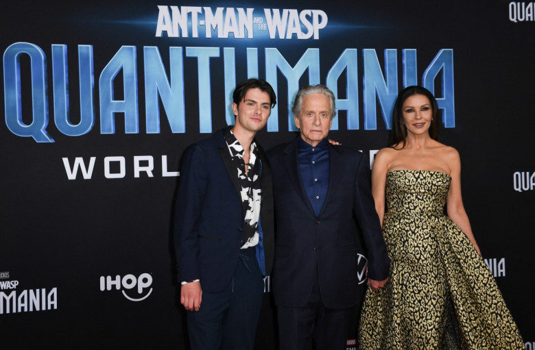 Michael Douglas, alături de frumoasa lui soție și de fiul lui, la lansarea filmului Ant-Man (4)