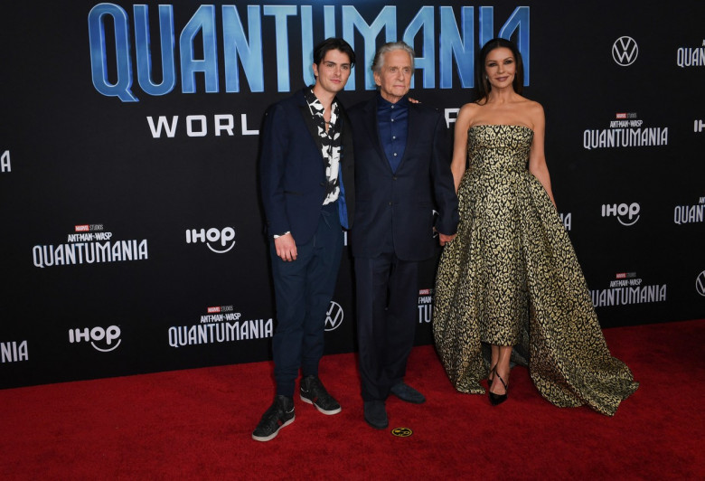 Michael Douglas, alături de frumoasa lui soție și de fiul lui, la lansarea filmului Ant-Man