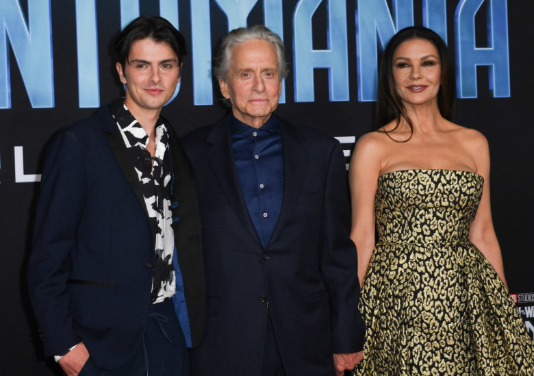 Michael Douglas, alături de frumoasa lui soție și de fiul lui, la lansarea filmului Ant-Man (9)