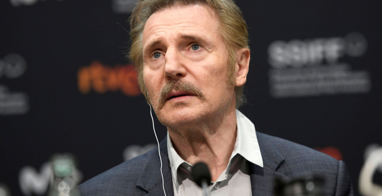Liam Neeson bei der Pressekonferenz zum Kinofilm Marlowe auf dem 70. Internationalen Filmfestival San Sebastian / Festi