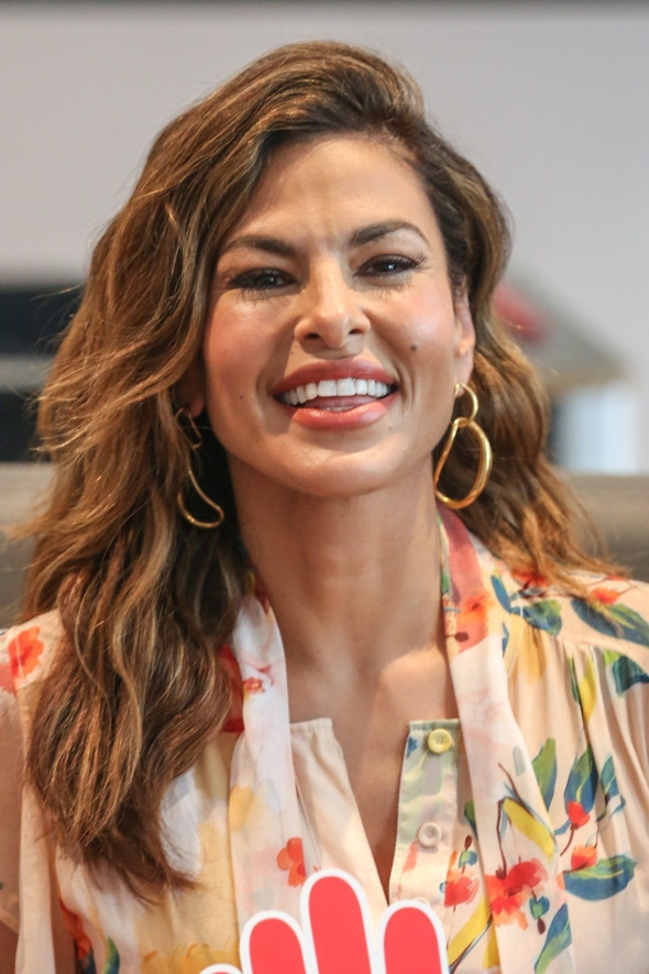 Eva Mendes Visits Ronald McDonald House