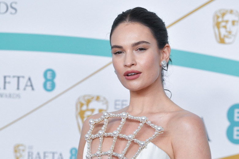 Lily James la premiile BAFTA 2023/ Profimedia