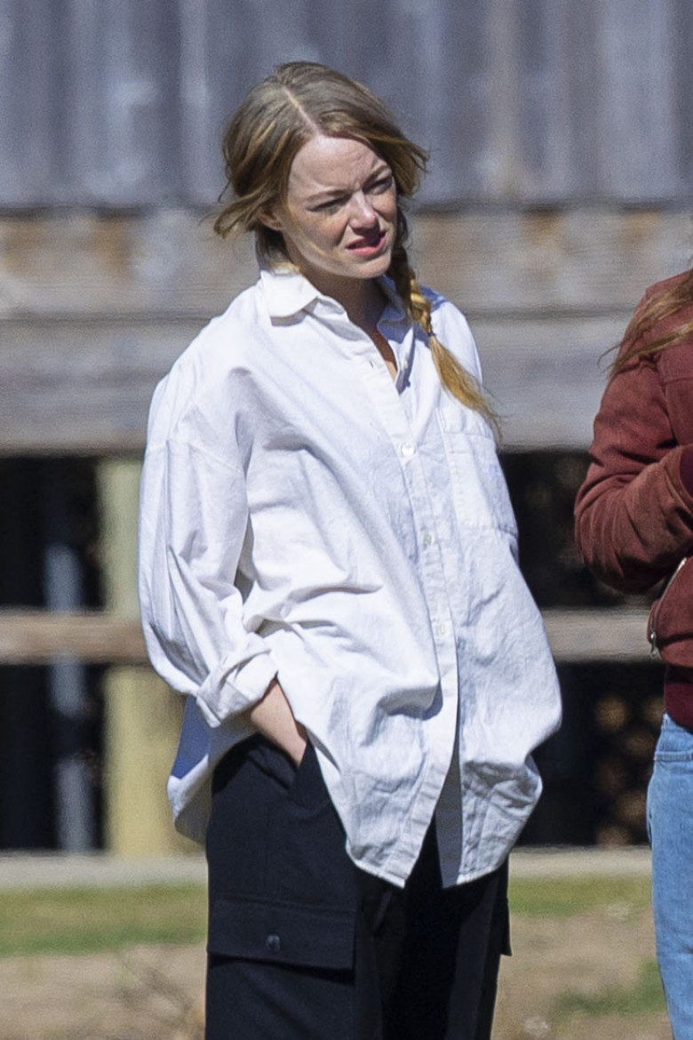 EXCLUSIVE: Emma Stone enjoys a timeout at the dog park while filming 'AND' in New Orleans, Louisiana