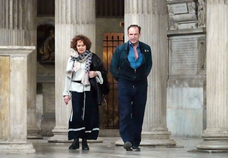 *PREMIUM-EXCLUSIVE* MUST CALL FOR PRICING BEFORE USAGE - 60-year-old English Actor Ralph Fiennes and fellow English Actress Francesca Annis are together again on a weekend trip in the eternal city of Rome. *PICTURES TAKEN ON THE 25/02/23*