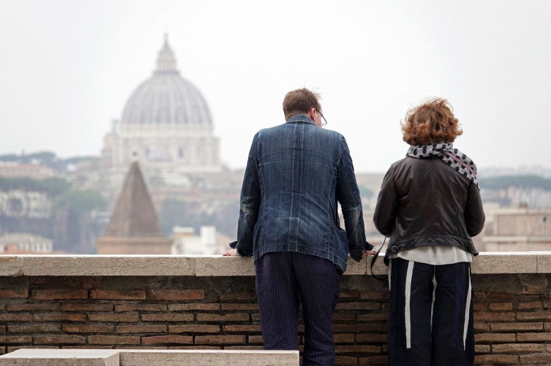 *PREMIUM-EXCLUSIVE* MUST CALL FOR PRICING BEFORE USAGE - 60-year-old English Actor Ralph Fiennes and fellow English Actress Francesca Annis are together again on a weekend trip in the eternal city of Rome. *PICTURES TAKEN ON THE 25/02/23*