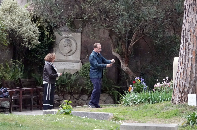 *PREMIUM-EXCLUSIVE* MUST CALL FOR PRICING BEFORE USAGE - 60-year-old English Actor Ralph Fiennes and fellow English Actress Francesca Annis are together again on a weekend trip in the eternal city of Rome. *PICTURES TAKEN ON THE 25/02/23*