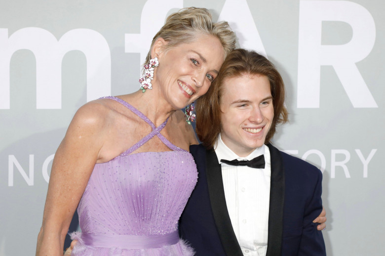 Sharon Stone mit Sohn Roan Joseph Bronstein Stone bei der 27. amfAR Gala Cannes im Rahmen des Festival de Cannes 2021 /