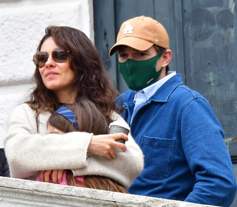 *PREMIUM-EXCLUSIVE* *MUST CALL FOR PRICING* Ashton Kutcher and Mila Kunis take a romantic gondola ride as they take in the sights and sounds during their romantic break out in the city of Venice.