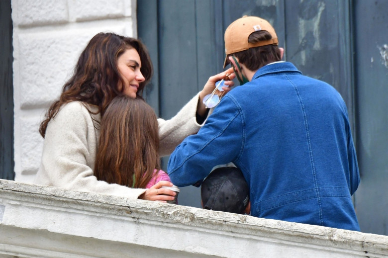 *PREMIUM-EXCLUSIVE* *MUST CALL FOR PRICING* Ashton Kutcher and Mila Kunis take a romantic gondola ride as they take in the sights and sounds during their romantic break out in the city of Venice.