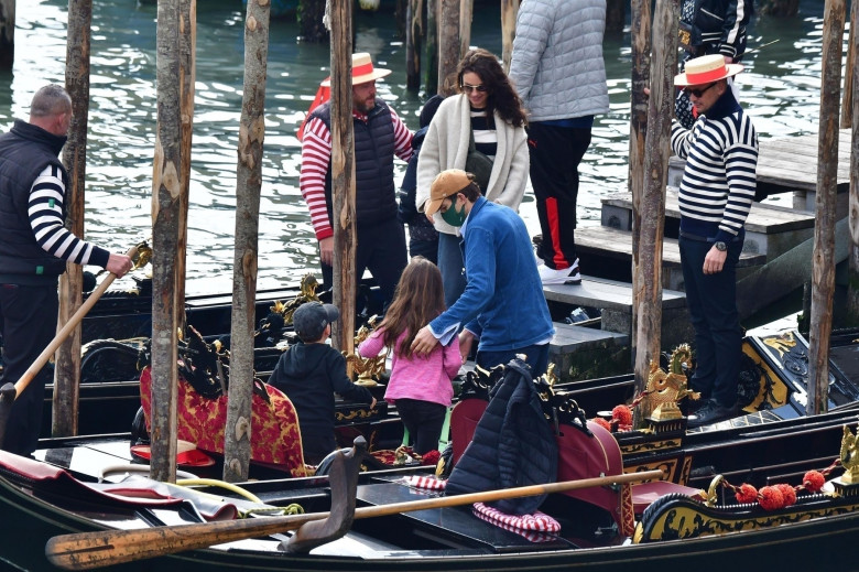 *PREMIUM-EXCLUSIVE* *MUST CALL FOR PRICING* Ashton Kutcher and Mila Kunis take a romantic gondola ride as they take in the sights and sounds during their romantic break out in the city of Venice.