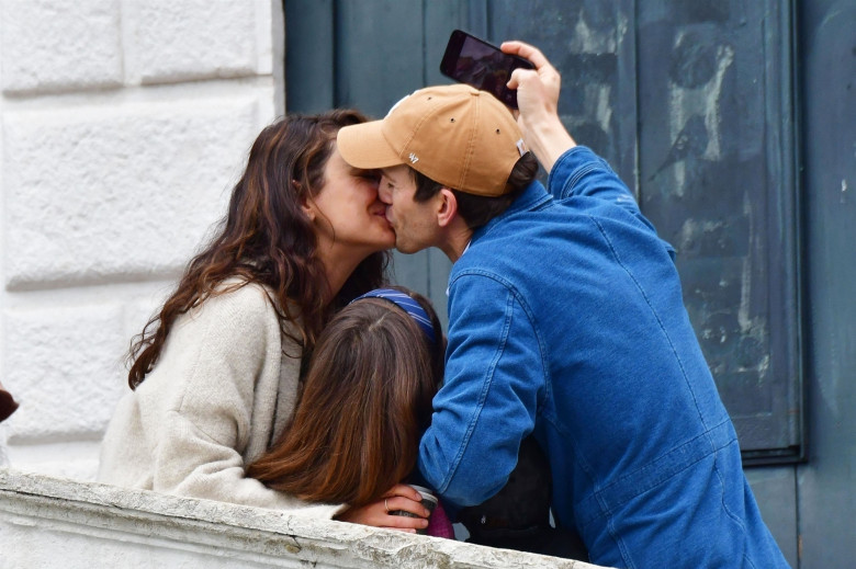 *PREMIUM-EXCLUSIVE* *MUST CALL FOR PRICING* Ashton Kutcher and Mila Kunis take a romantic gondola ride as they take in the sights and sounds during their romantic break out in the city of Venice.