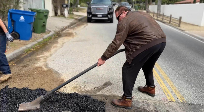 Arnold Schwarzenegger has taken it upon himself to fill two potholes