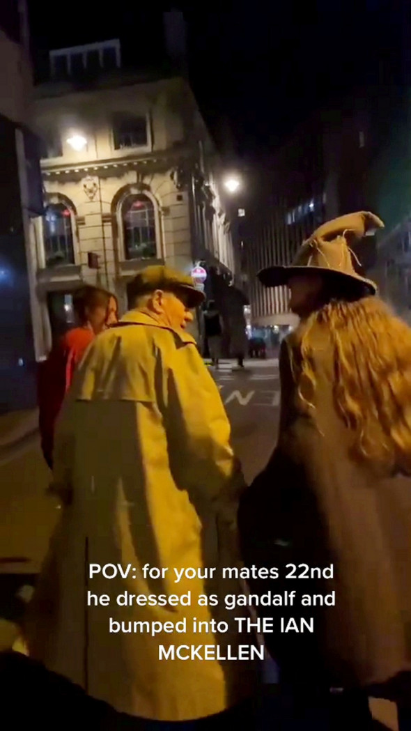 Un bărbat costumat în Gandalf îl întâlnește accidental pe stradă pe Ian McKellen, actorul care a interpretat celebrul personaj/ Profimedia