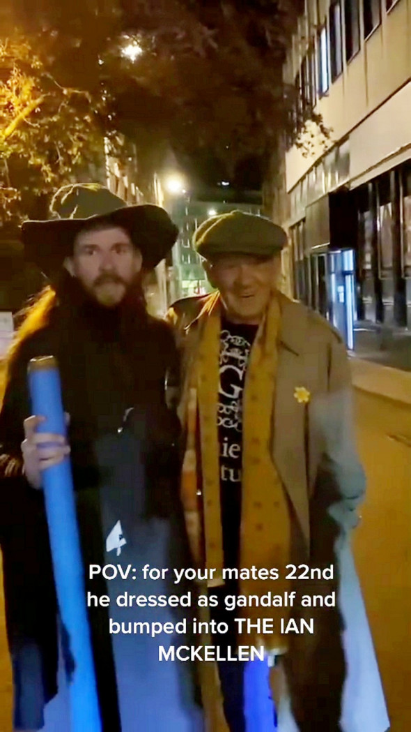 Un bărbat costumat în Gandalf îl întâlnește accidental pe stradă pe Ian McKellen, actorul care a interpretat celebrul personaj/ Profimedia