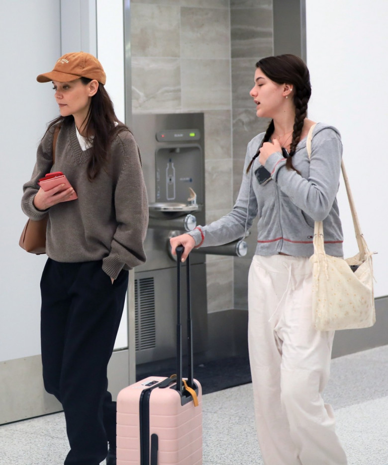 Katie Holmes și fiica ei, Suri, fotografiate pe aeroportul din Los Angeles