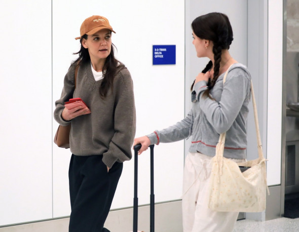 Katie Holmes și fiica ei, Suri, fotografiate pe aeroportul din Los Angeles