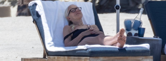Helen Mirren la plajă