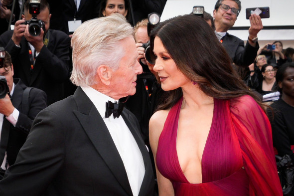 Catherine Zeta-Jones și Michael Douglas, însoțiți de fiica lor la ceremonia de deschidere a Festivalului de la Cannes. Tânăra de 20 de ani, superbă într-o rochie din dantelă