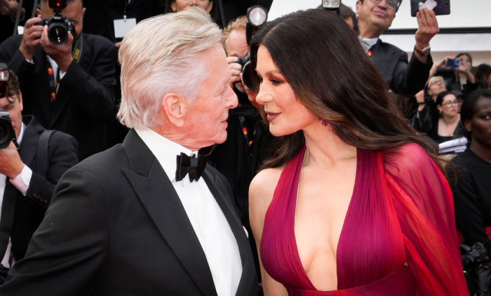 Catherine Zeta-Jones și Michael Douglas, însoțiți de fiica lor la ceremonia de deschidere a Festivalului de la Cannes. Tânăra de 20 de ani, superbă într-o rochie din dantelă