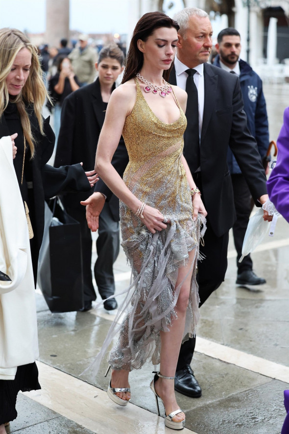 Anne Hathaway la petrecerea Bulgari din Veneția/ Profimedia