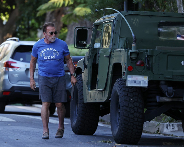 *EXCLUSIVE* Arnold Schwarzenegger arrives at ex-wife's Maria Shriver's house for a family dinner with Katherine Schwarzenegger and Chris Pratt