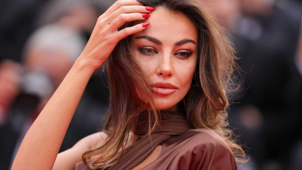 Mădălina Ghenea, într-o rochie despicată până la șold, pe covorul roșu de la Cannes. Și-a arătat picioarele perfecte și bronzate, fotografii au pozat-o minute-n șir