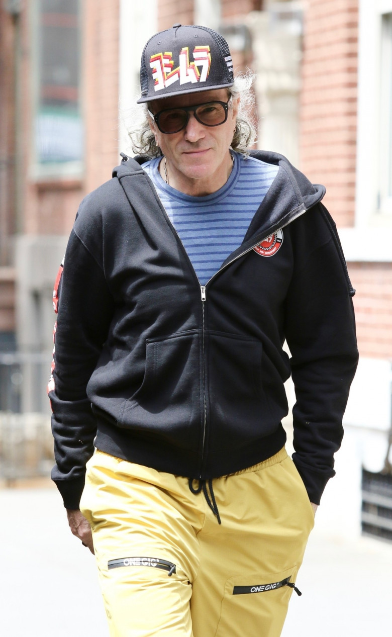 *PREMIUM-EXCLUSIVE* Reclusive star Daniel Day-Lewis is seen for the FIRST time in almost 4 years with his wife Rebecca Miller as he looked almost unrecognizable with long gray hair!