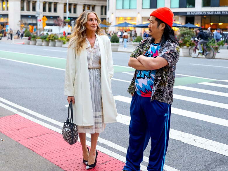 Bobby Lee și Sarah Jessica Parker, în „And Just Like That...”