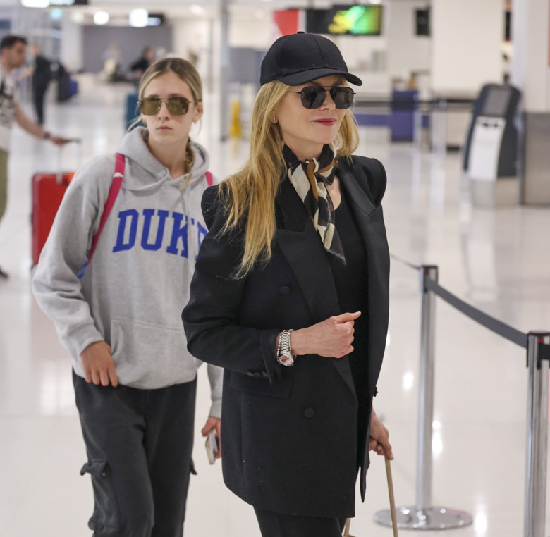 EXCLUSIVE: *NO DAILYMAIL ONLINE* Nicole Kidman And Her Daughters, Sunday, 15 And Faith, 12, Spotted Making Their Way Through Sydney Airport To Catch A Flight Back "Home" To The USA