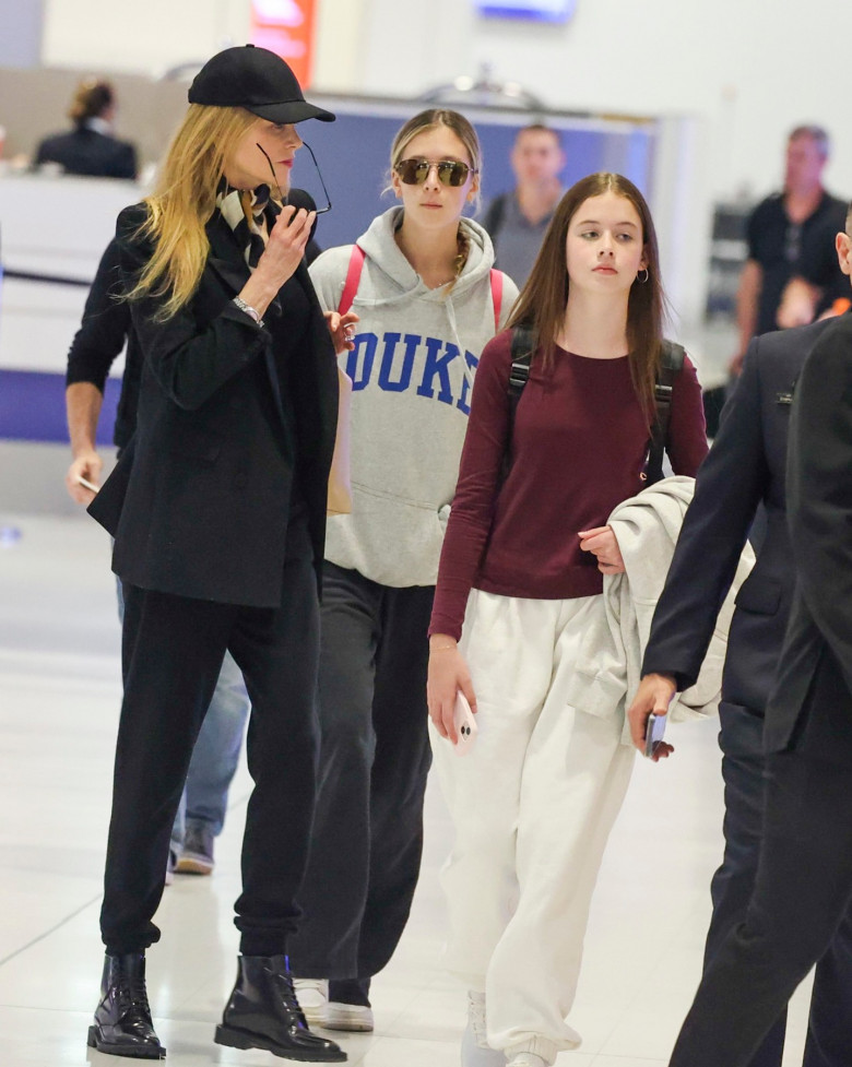 EXCLUSIVE: *NO DAILYMAIL ONLINE* Nicole Kidman And Her Daughters, Sunday, 15 And Faith, 12, Spotted Making Their Way Through Sydney Airport To Catch A Flight Back "Home" To The USA