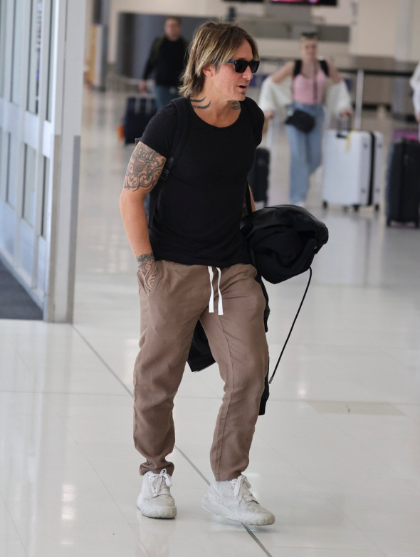 EXCLUSIVE: *NO DAILYMAIL ONLINE* Keith Urban Jets Out Of Sydney Solo After Spending Time In Australia With Wife, Nicole, And Their Daughters