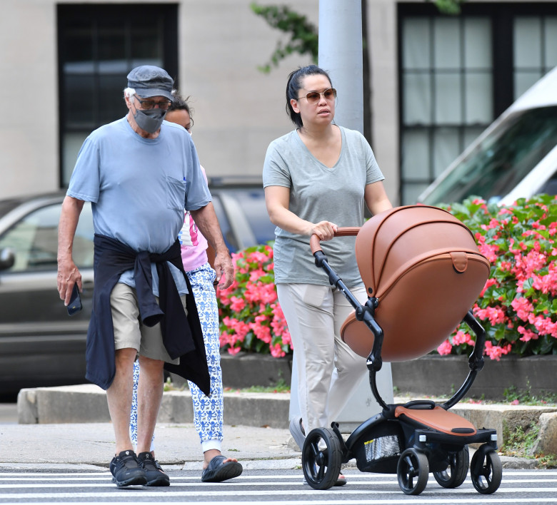 Robert De Niro și Tiffany Chen la o plimbare cu fiica lor/ Profimedia
