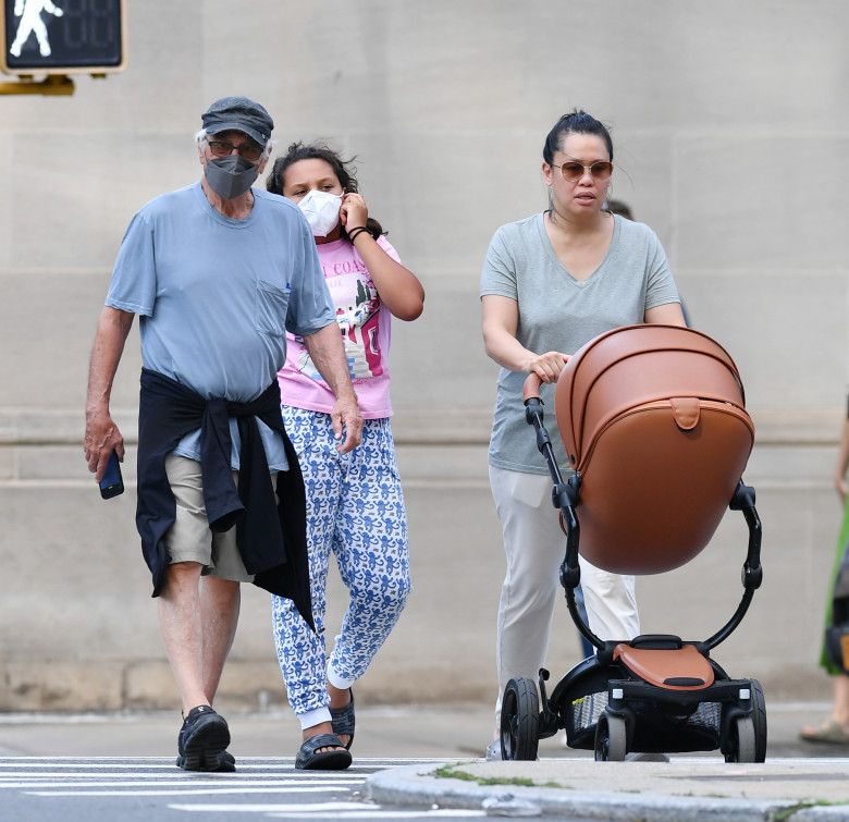 Robert De Niro și Tiffany Chen la o plimbare cu fiica lor/ Profimedia