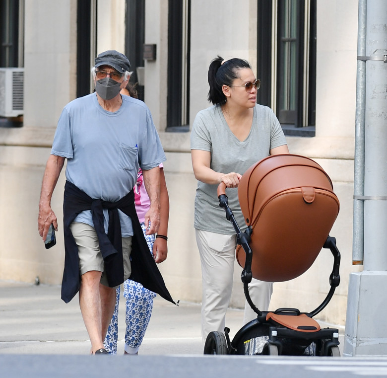 Robert De Niro și Tiffany Chen la o plimbare cu fiica lor/ Profimedia