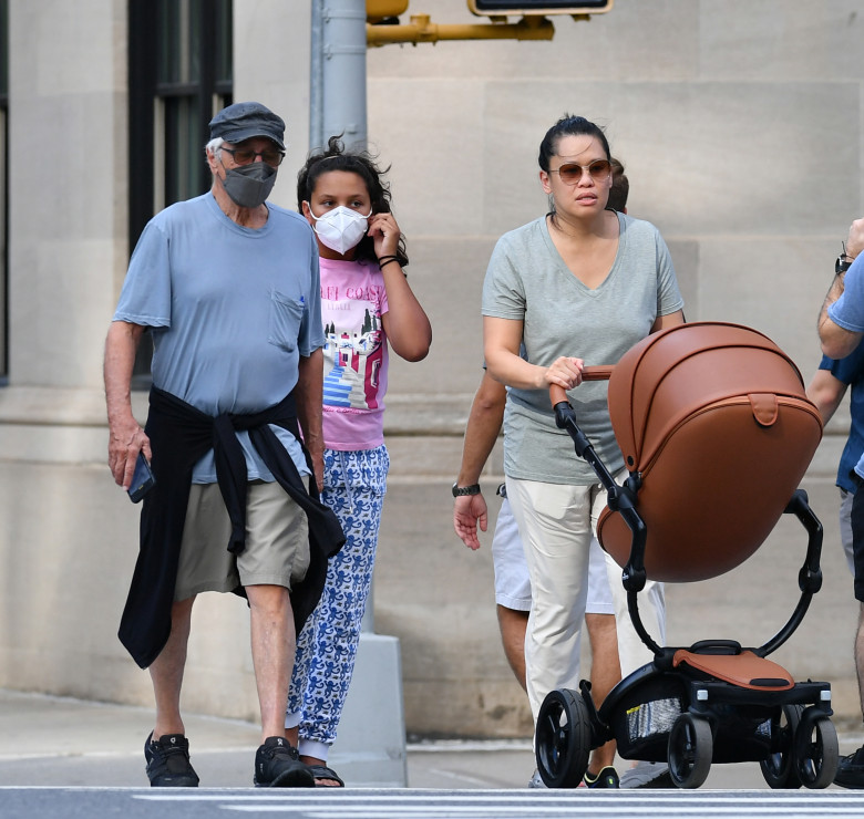 Robert De Niro și Tiffany Chen la o plimbare cu fiica lor/ Profimedia