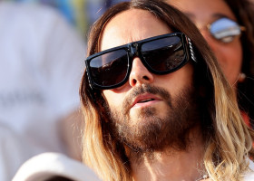 Jared Leto et une amie en tribunes lors de la nocturne des Internationaux de France de tennis de Roland Garros 2023 à Paris