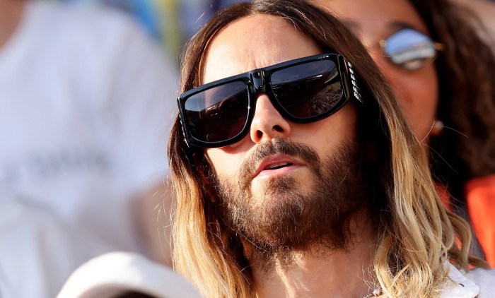 Jared Leto et une amie en tribunes lors de la nocturne des Internationaux de France de tennis de Roland Garros 2023 à Paris