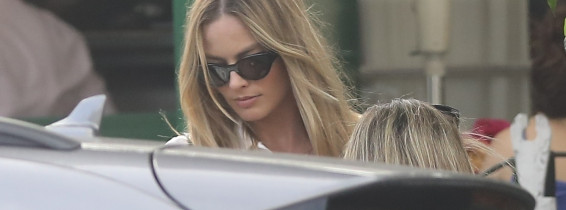 *EXCLUSIVE* Margot Robbie enjoys lunch with her girlfriends at the Ivy