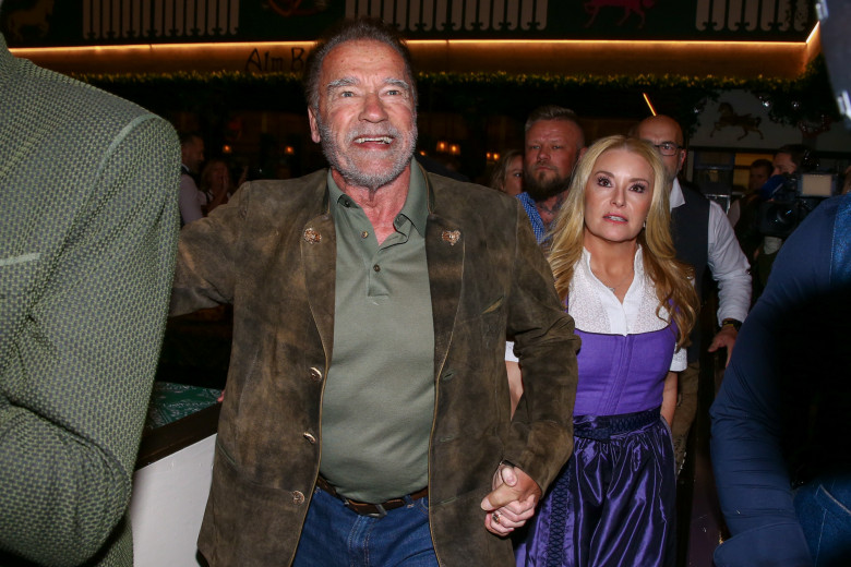 Oktoberfest: Arnold Schwarzenegger conducts a band in the beer tent