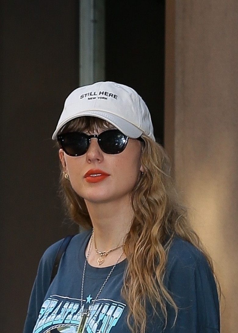 Taylor Swift exits Electric Lady Studios in NYC