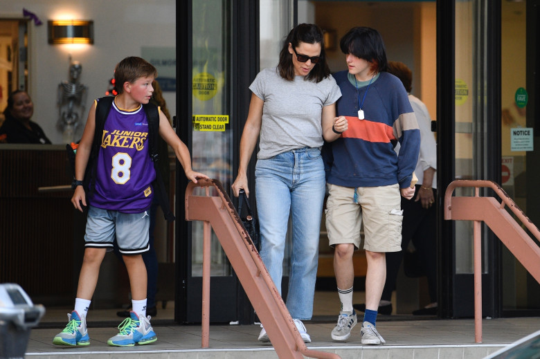 *EXCLUSIVE* Jennifer Garner leaves Samuel's basketball practice with her daughter Seraphina in Santa Monica