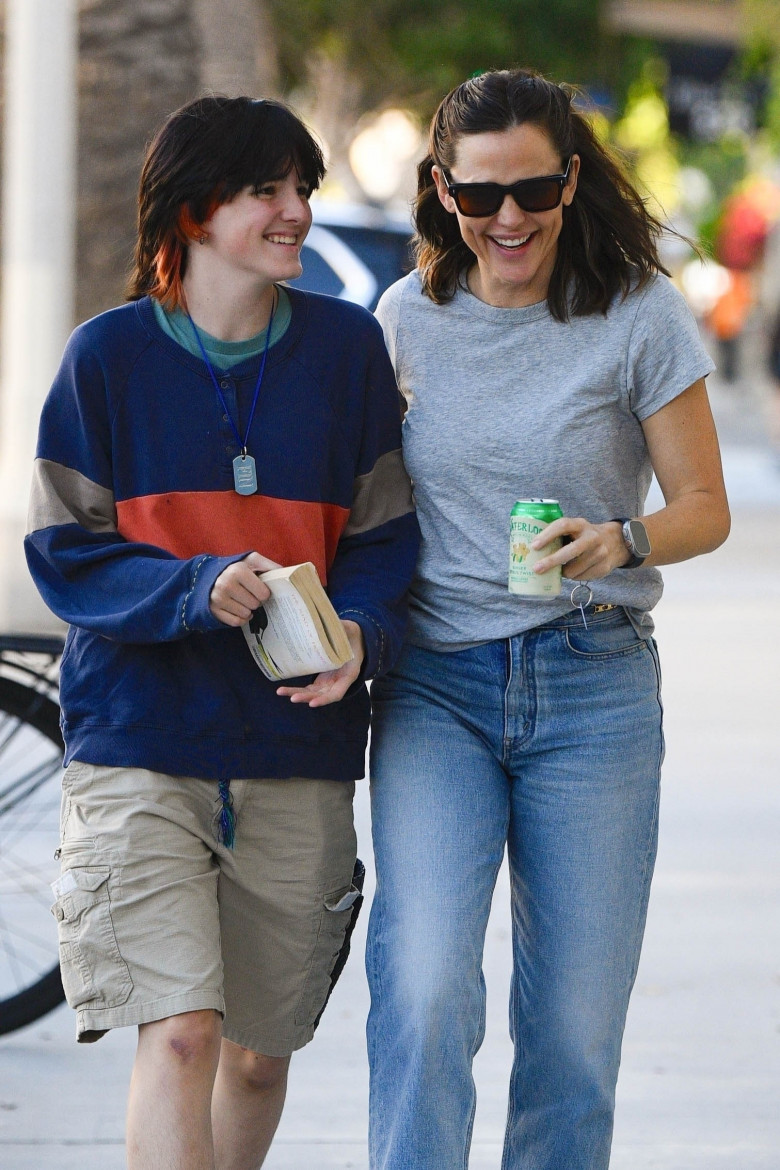 *EXCLUSIVE* Jennifer Garner is all smiles while stepping out with her daughter Seraphina!