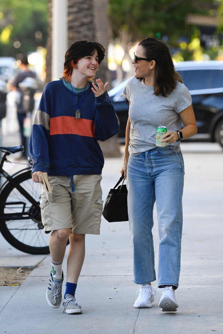 *EXCLUSIVE* Jennifer Garner is all smiles while stepping out with her daughter Seraphina!