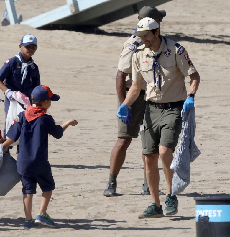 *EXCLUSIVE* Ashton Kutcher and Mila Kunis lead beach cleanup with Cub Scout Den