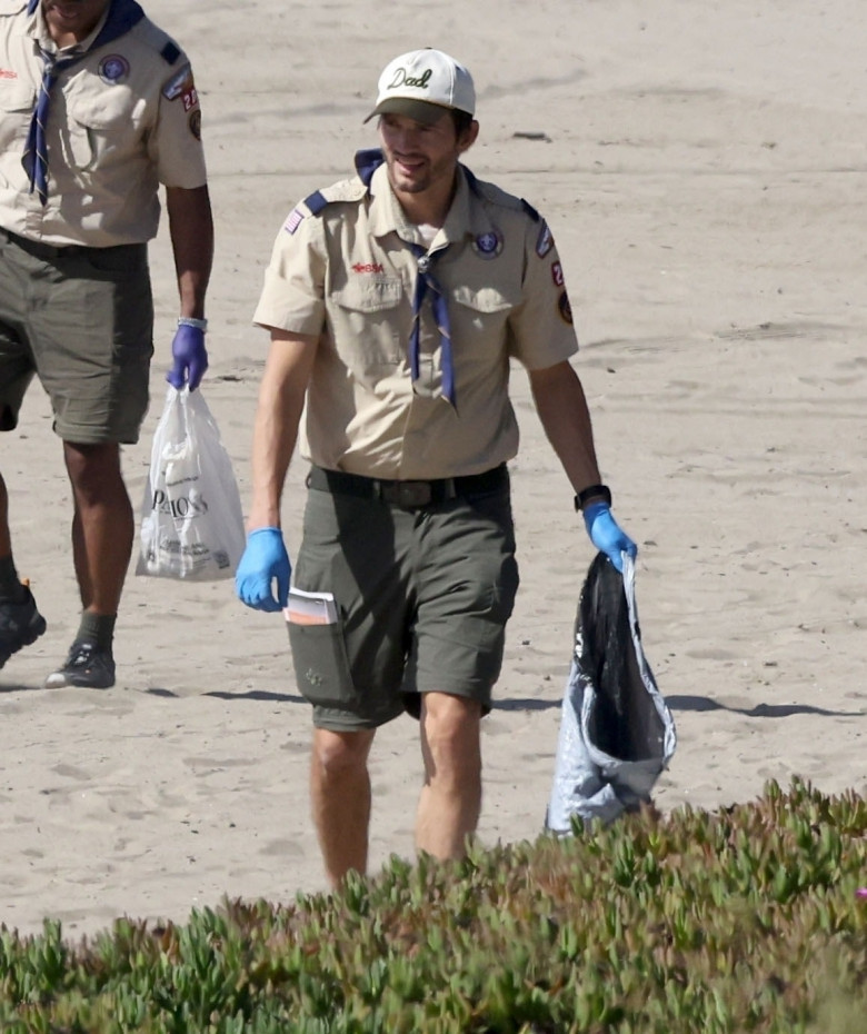 *EXCLUSIVE* Ashton Kutcher and Mila Kunis lead beach cleanup with Cub Scout Den