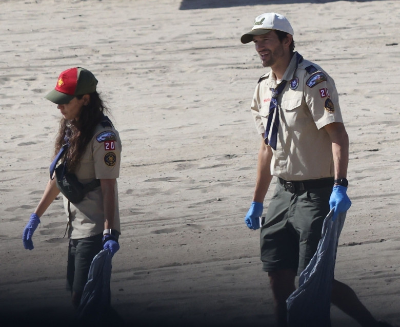 *EXCLUSIVE* Ashton Kutcher and Mila Kunis lead beach cleanup with Cub Scout Den