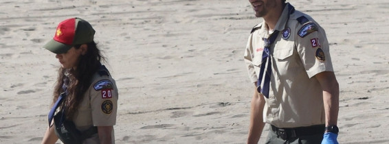 *EXCLUSIVE* Ashton Kutcher and Mila Kunis lead beach cleanup with Cub Scout Den