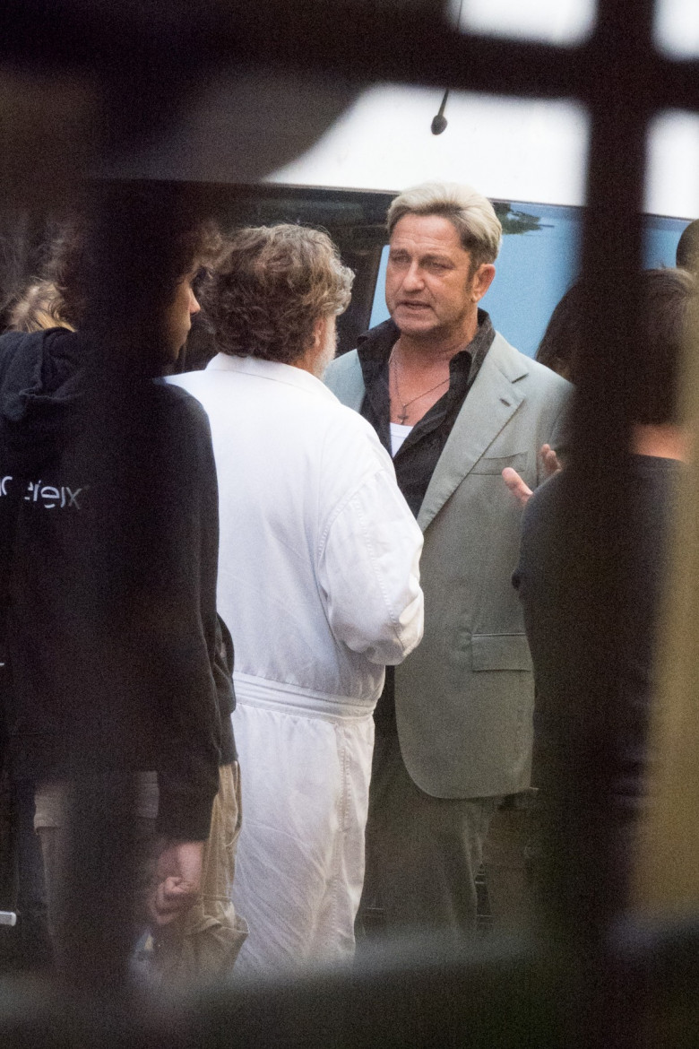 Blond haired Gerard Butler being made up while on set of "In the Hand of Dante" directed by Julian Schnabel